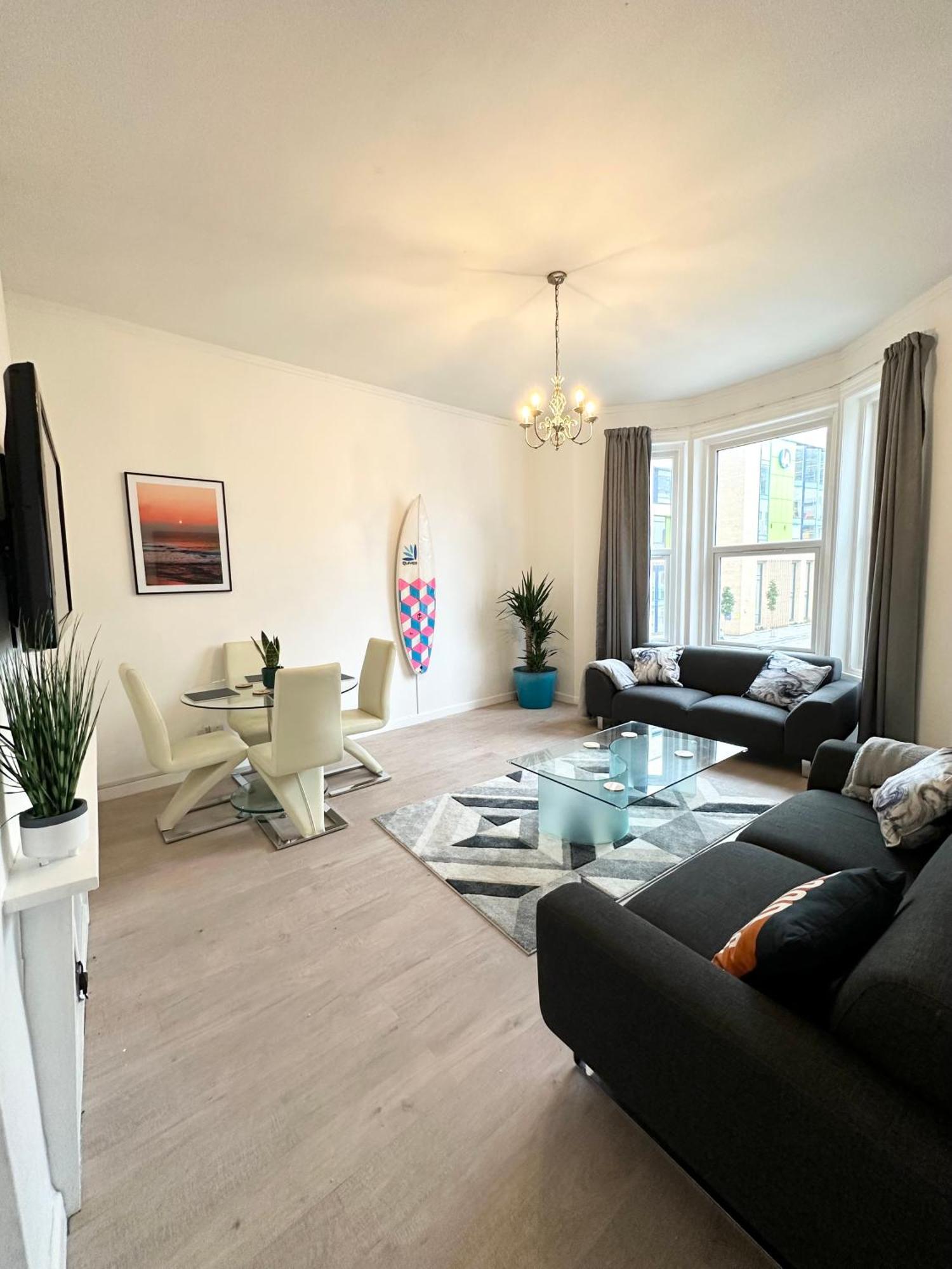 The City Surfer Apartment - By Coastline Retreats - Parking Included - Sleeps 5 - City Centre Bournemouth Exterior foto